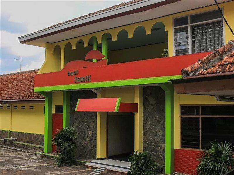 SPOT ON 1708 Hotel Budi Famili 1 Syariah Ciamis Bagian luar foto