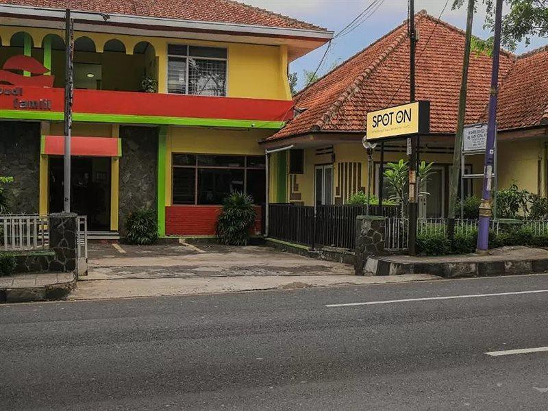 SPOT ON 1708 Hotel Budi Famili 1 Syariah Ciamis Bagian luar foto