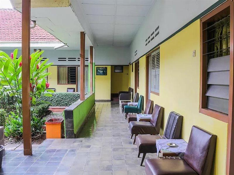 SPOT ON 1708 Hotel Budi Famili 1 Syariah Ciamis Bagian luar foto