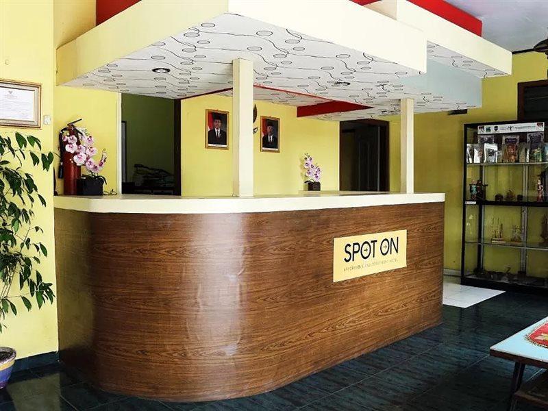 SPOT ON 1708 Hotel Budi Famili 1 Syariah Ciamis Bagian luar foto